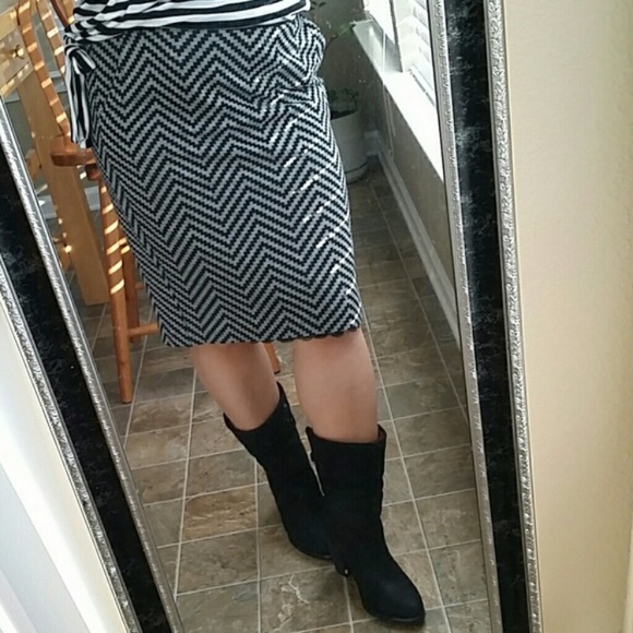 🆕Trina Turk>Wool abstract pencil skirt NWOT - Picture 2 of 7